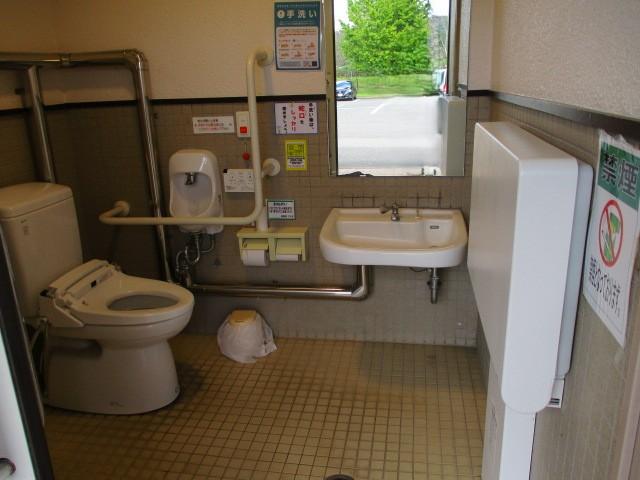 多目的トイレ内部-0